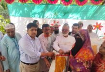 রাজামিয়া সমাজ কল্যাণ ট্রাস্টের উদ্যোগে ইফতার সামগ্রী বিতরণ খালেকুজ্জামান বাবলু।