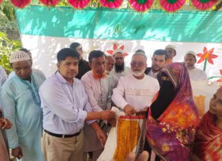 রাজামিয়া সমাজ কল্যাণ ট্রাস্টের উদ্যোগে ইফতার সামগ্রী বিতরণ খালেকুজ্জামান বাবলু।